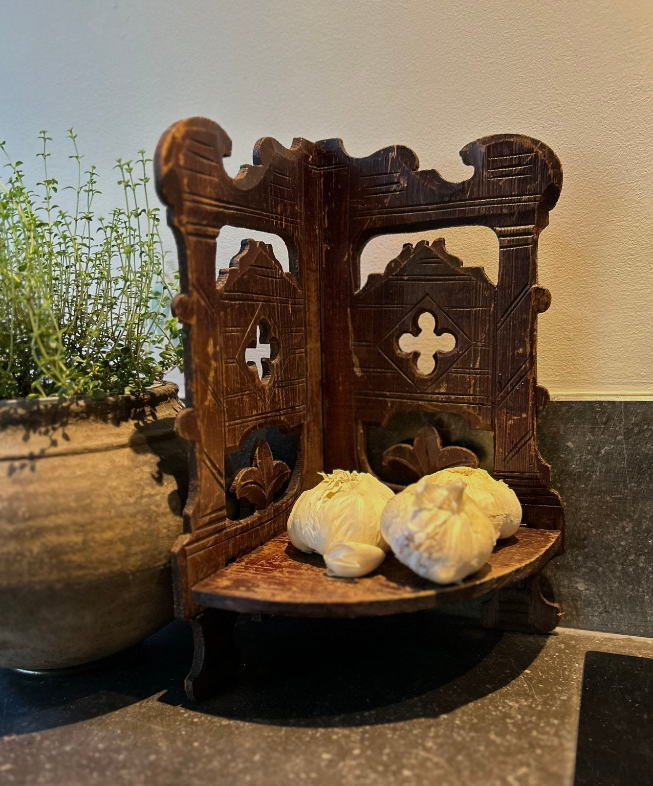 Kleine oude hoek console planchet sober sleets imperfect, Ophalen of Verzenden