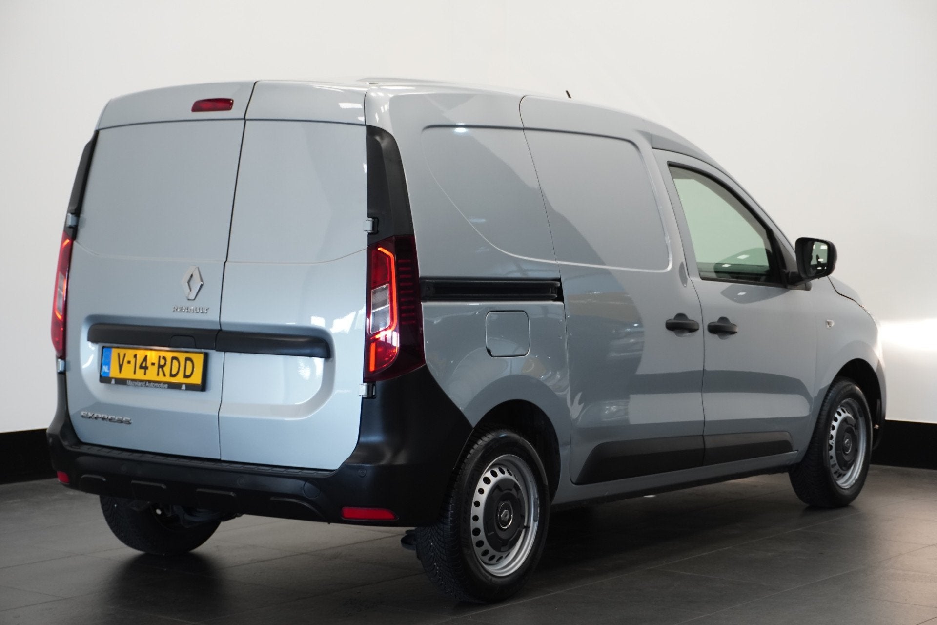 Renault Express 1.3 TCe 100PK Benzine EURO 6 - Airco - Navi, Voorwielaandrijving, Dealer onderhouden, Gebruikt, 4 cilinders