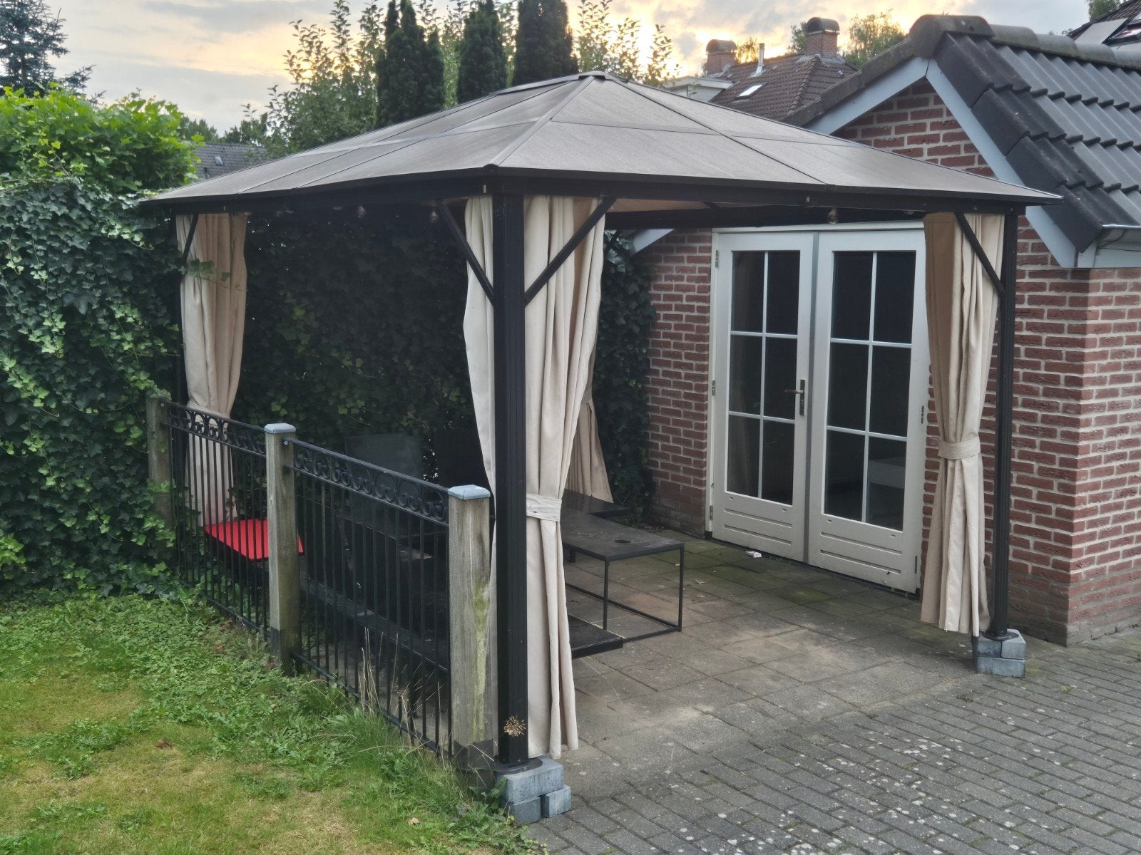Tuinprieel met gordijnen en aluminium/kunststof constructie, Tuin en Terras, Overkappingen, Ophalen, Gebruikt, Tuinpaviljoen