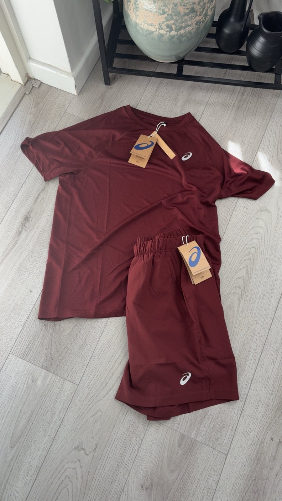 ASICS Sportset: T-shirt en korte broek (M), Kleding | Heren, Maat 48/50 (M), Nieuw, Ophalen of Verzenden, Rood