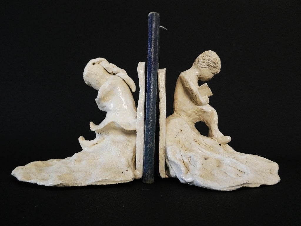 2 Boekensteunen van keramiek met kinderen die boek lezen, Ophalen of Verzenden