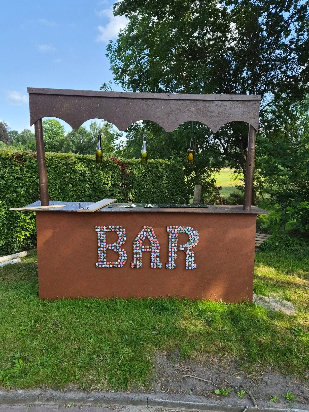 Unieke bar met bierdopjes- letters en wijnfles verlichting, Ophalen, Gebruikt