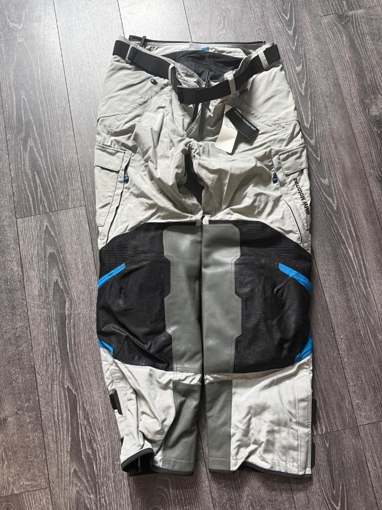 Originele BMW Motorrad Rallye Motorbroek –Maat 58 60 –Nieuw, Motoren, Kleding | Motorkleding, Ophalen, Nieuw met kaartje, Broek | textiel