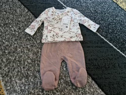 Nieuw Paars setje met roosjes maat 56 h, C&A, Meisje, Nieuw, Ophalen of Verzenden