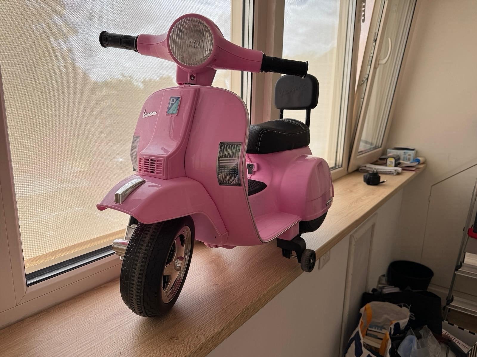 Roze elektrische scooter voor kinderen - Vespa model, Ophalen, Gebruikt, Overige typen