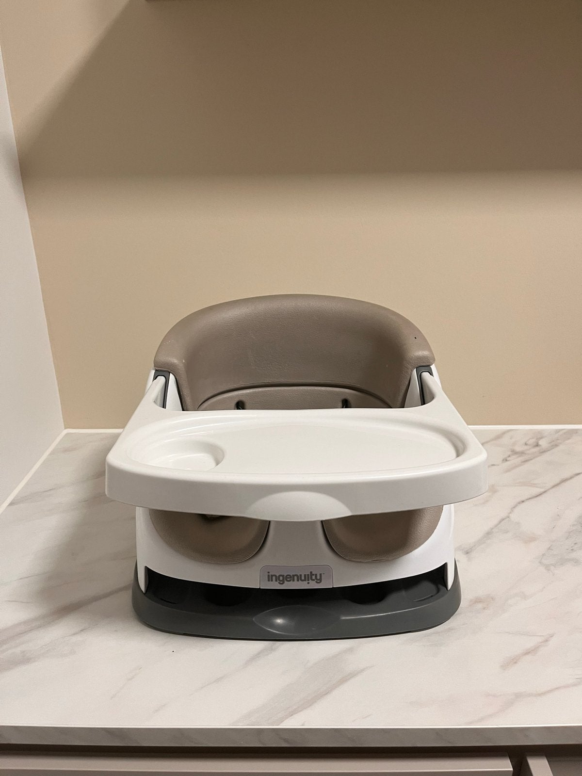 Ingenuity Baby Base 2-in-1 Zitje met Eetblad, Ophalen, Zo goed als nieuw, Overige typen, Afneembaar eetblad
