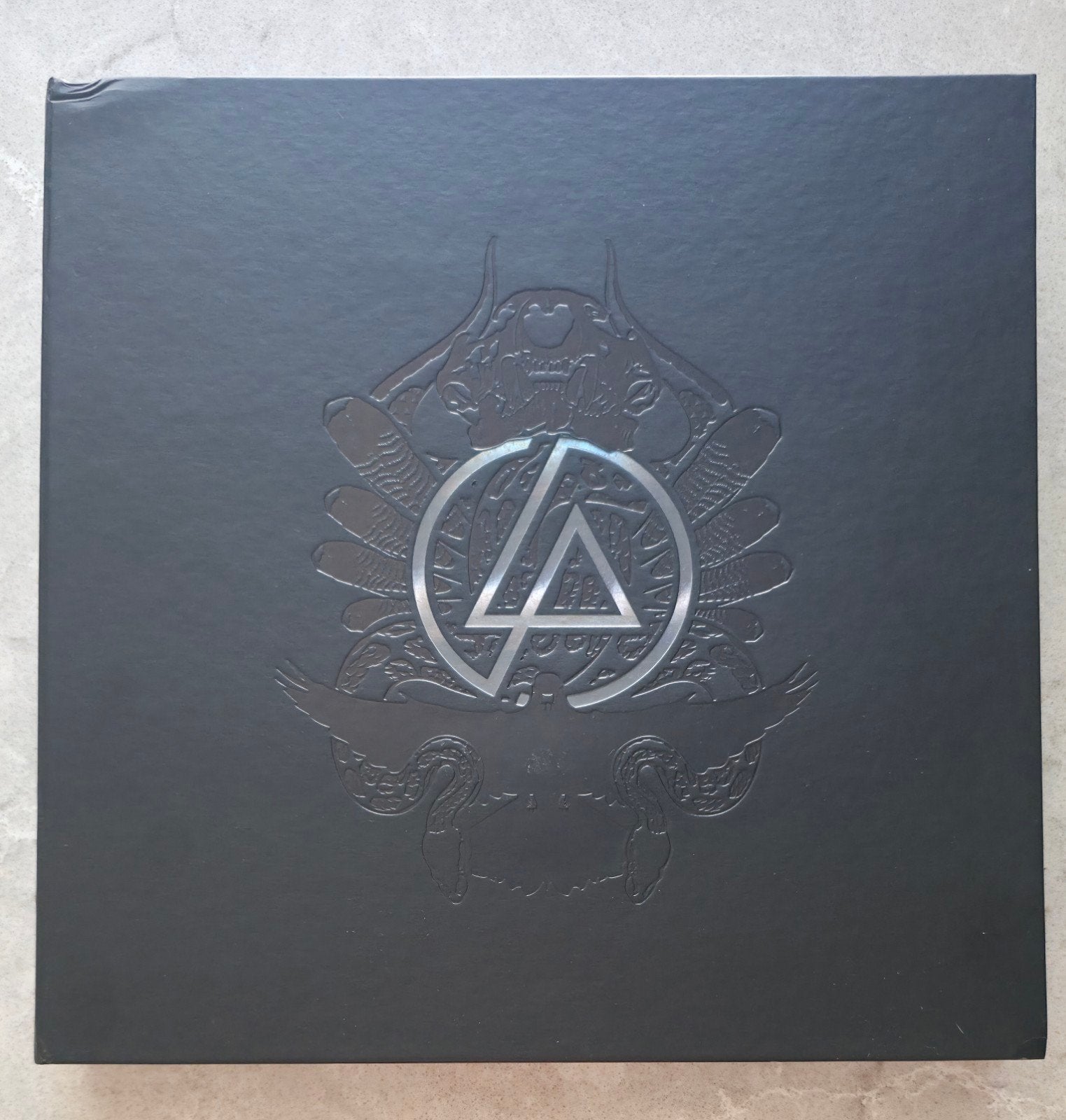 Linkin Park - A Thousand Suns Boxset (rare, lichte schade), Cd's en Dvd's, Vinyl | Rock, Boxset, Gebruikt, Ophalen of Verzenden
