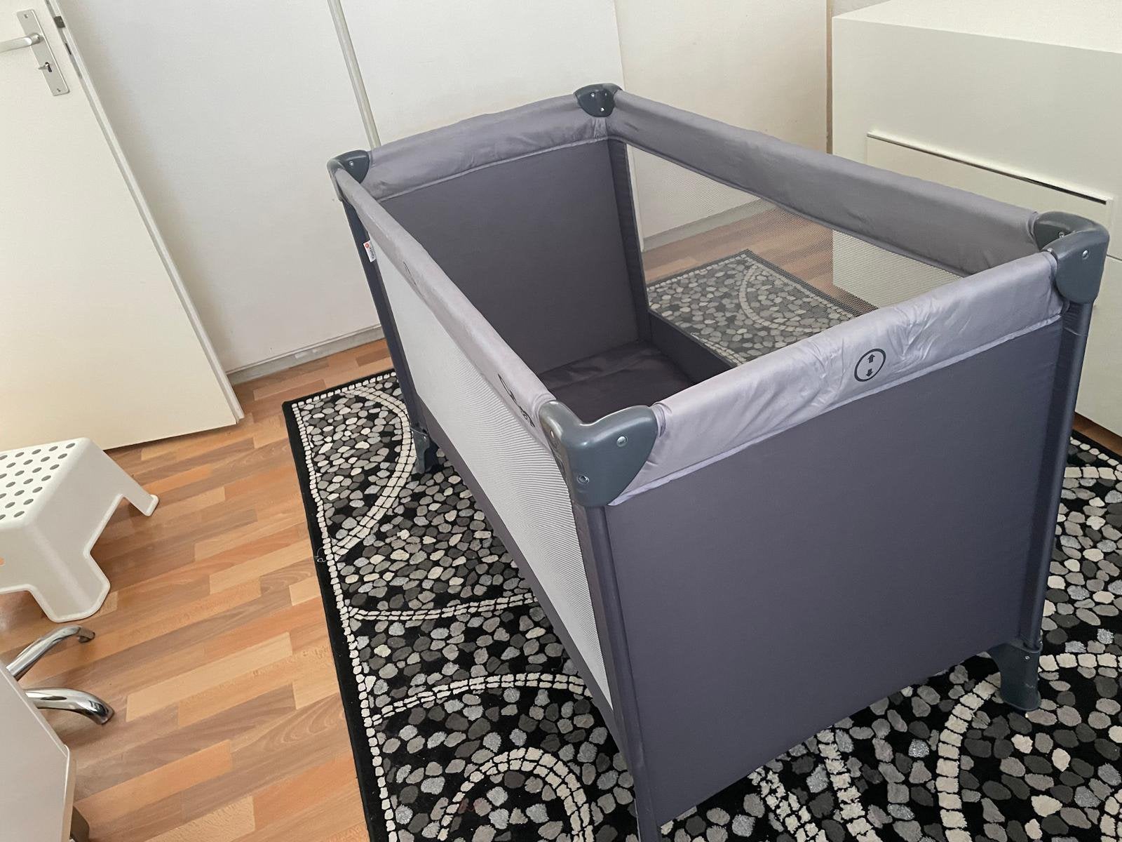 Baby bed grijs Quta 120x60 cm, Ophalen, Zo goed als nieuw, Minder dan 140 cm, Matras