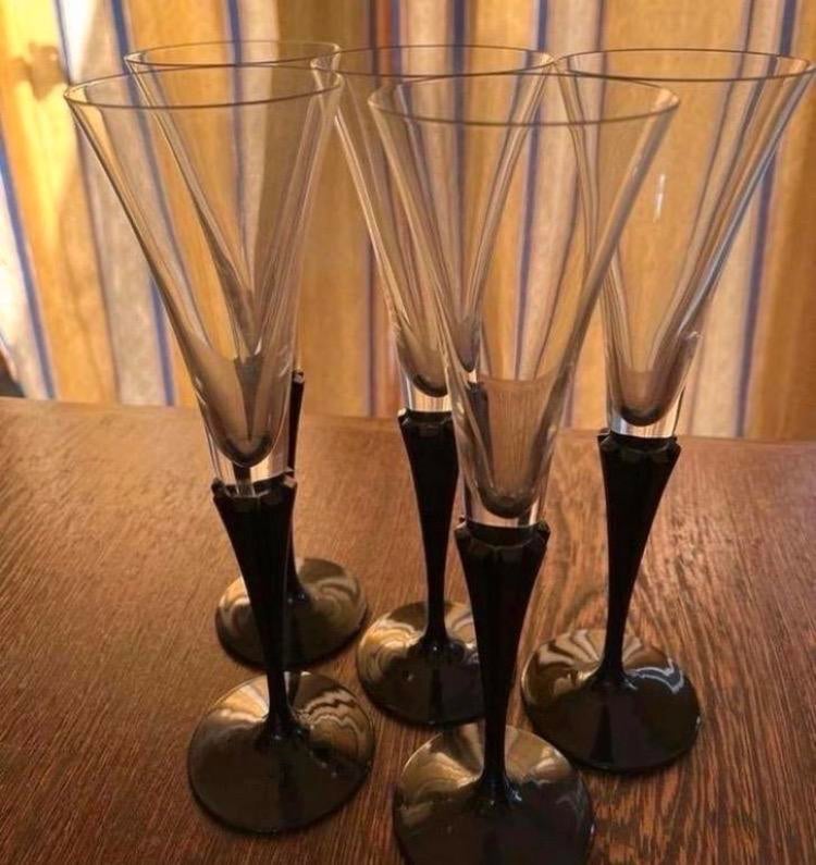 Set van 5 champagneglazen met zwarte voet, Antiek en Kunst, Antiek | Glas en Kristal, Ophalen