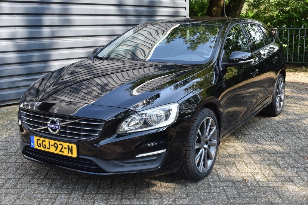 Volvo V60 2.4 D5  5 CILINDER!! MOMENTUM!!!AUTOMAAT!!BJ 2015!, Euro 5, Zwart, Diesel, Verwarmde buitenspiegels