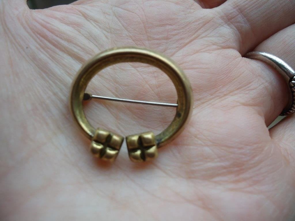 eenvoudige strakke broche brons kalevala kuru finland gemerk, Brons, Gebruikt, Bruin, Minder dan 4 cm