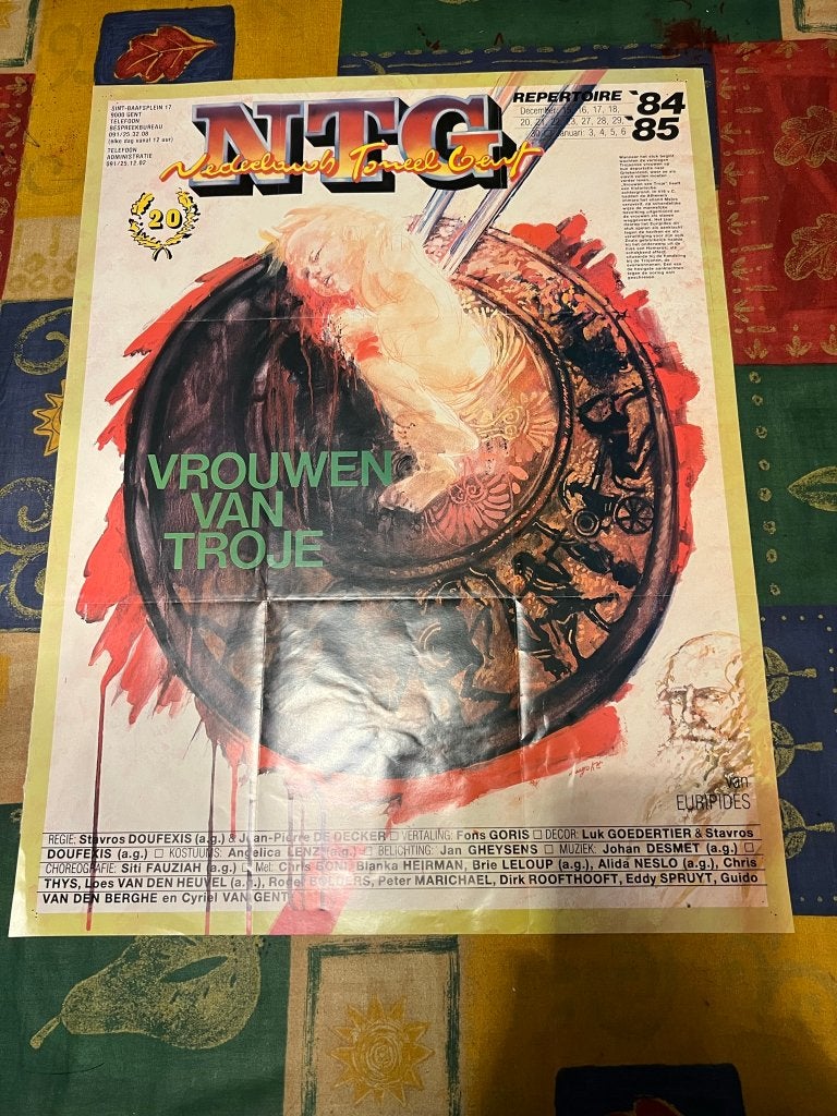 Poster Vrouwen van Troje van NTG '84 - '85, Rechthoekig Staand, Deurposter of groter, Ophalen of Verzenden, Zo goed als nieuw