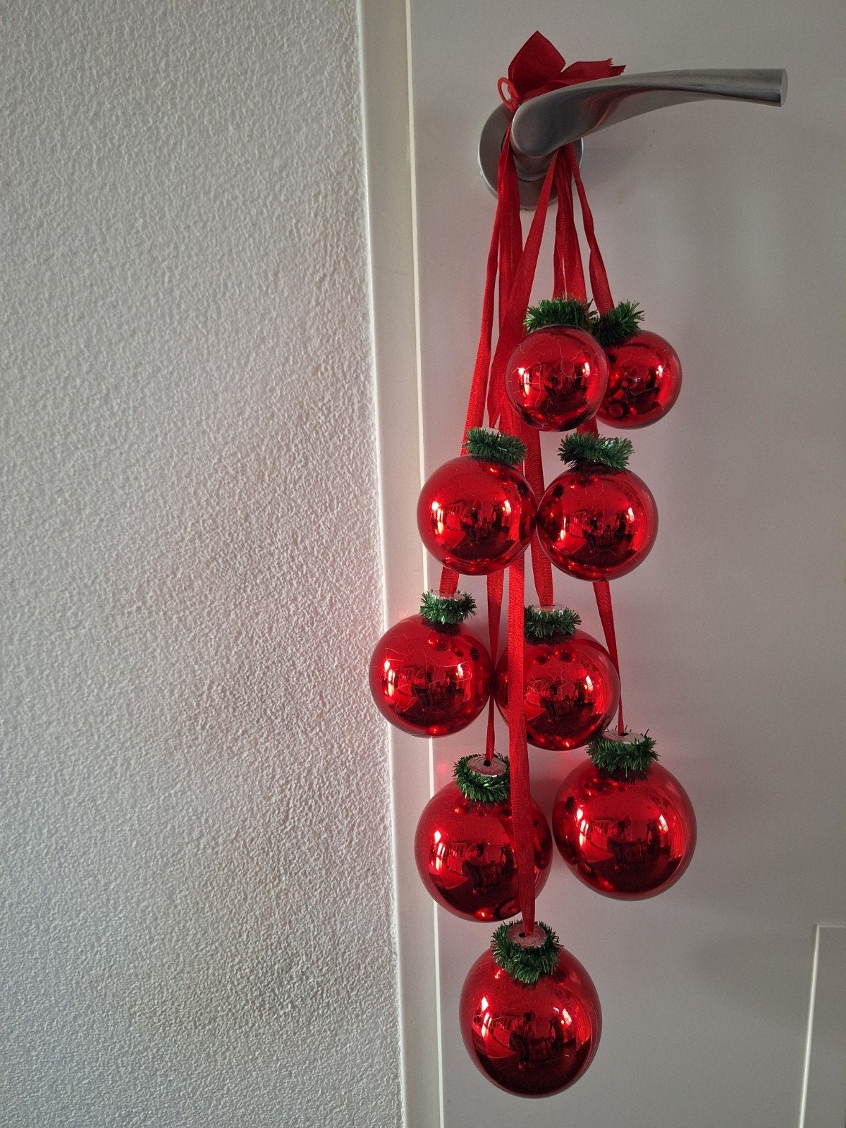 Tros met 9 rode vintage kerstballen in doos. Jaren 60., Ophalen of Verzenden, Gebruikt
