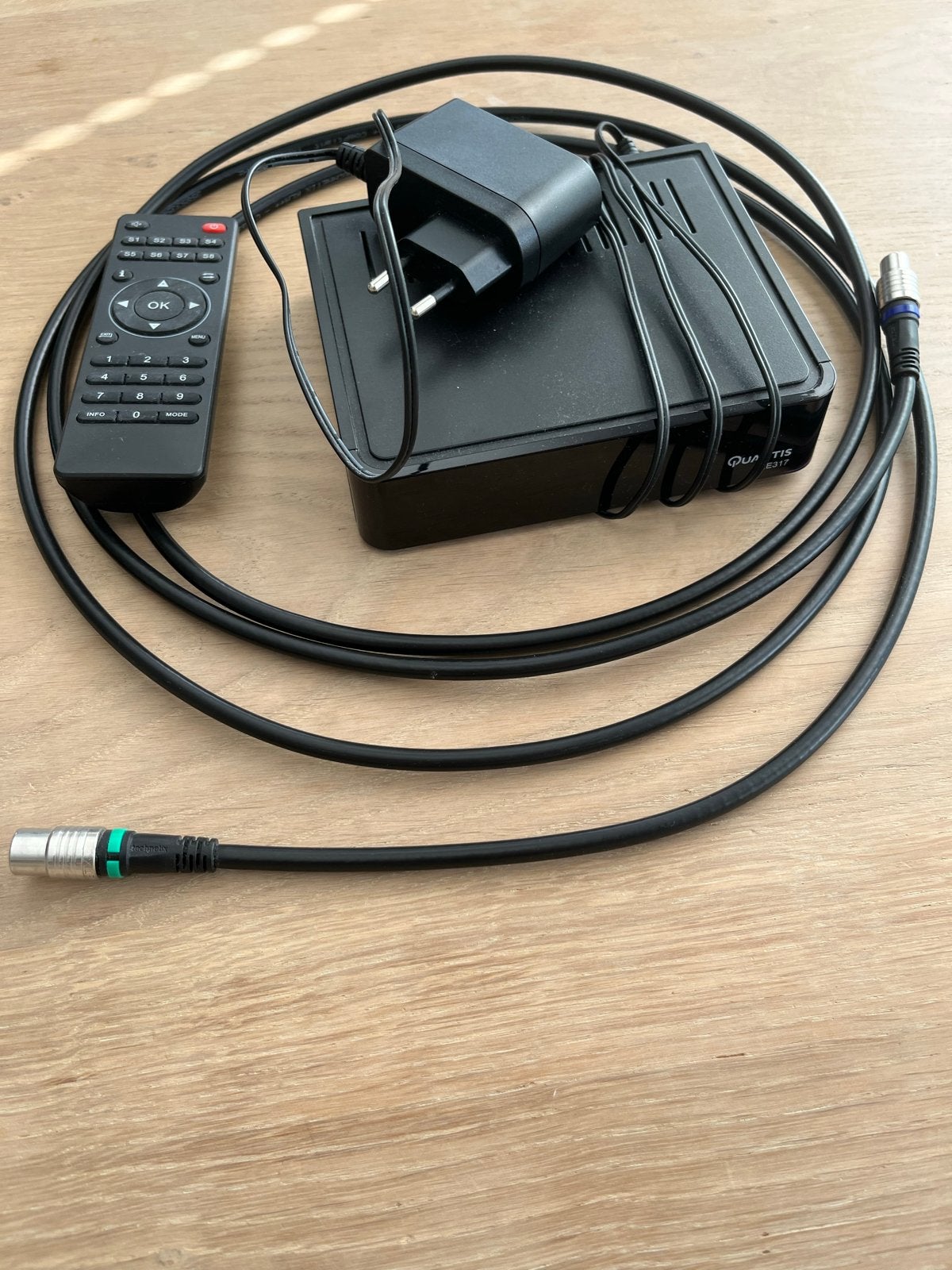 Quantis QE317 Decoder met afstandsbediening en kabels, Ophalen of Verzenden, Gebruikt, Decoder
