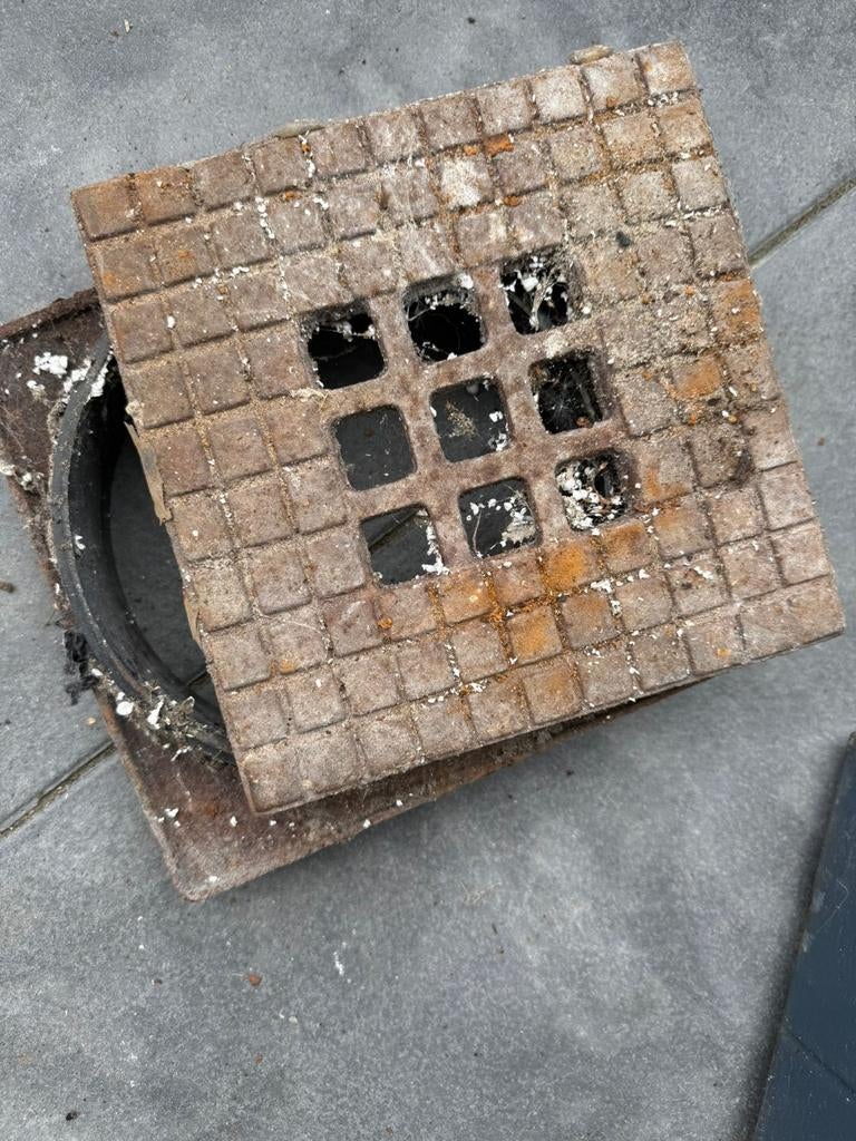 Gietijzeren putdeksel met rooster, Ophalen of Verzenden