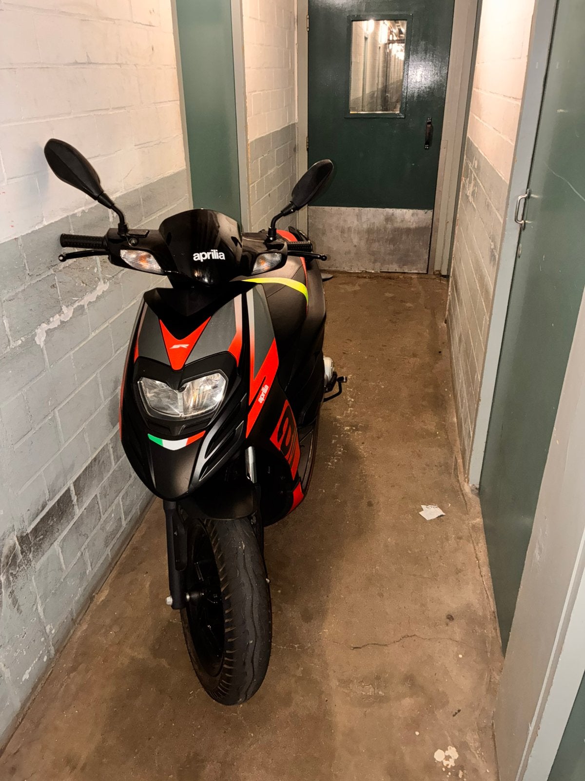 (Gezocht) slooponderdelen aprilia sr motard 50cc, Fietsen en Brommers, Ophalen, Zo goed als nieuw, Benzine, SR 50