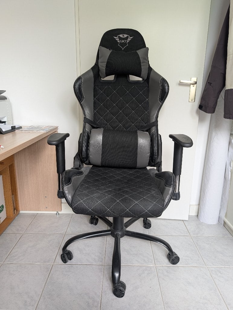 Trust GXT 707G Gaming Stoel – Grijs/Zwart, Huis en Inrichting, Bureaustoelen, Ophalen, Zwart, Zo goed als nieuw, Gaming bureaustoel