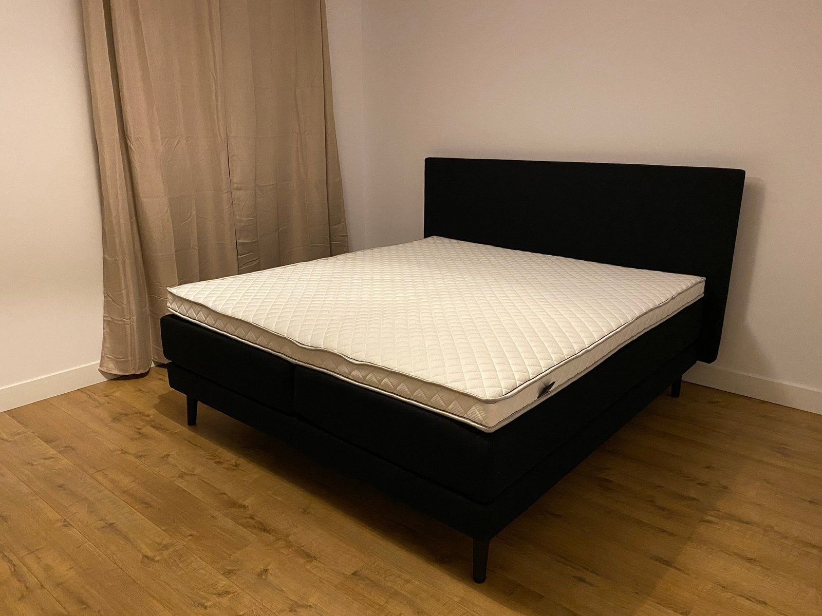 Swiss Sense zwarte boxspring (zonder topper)