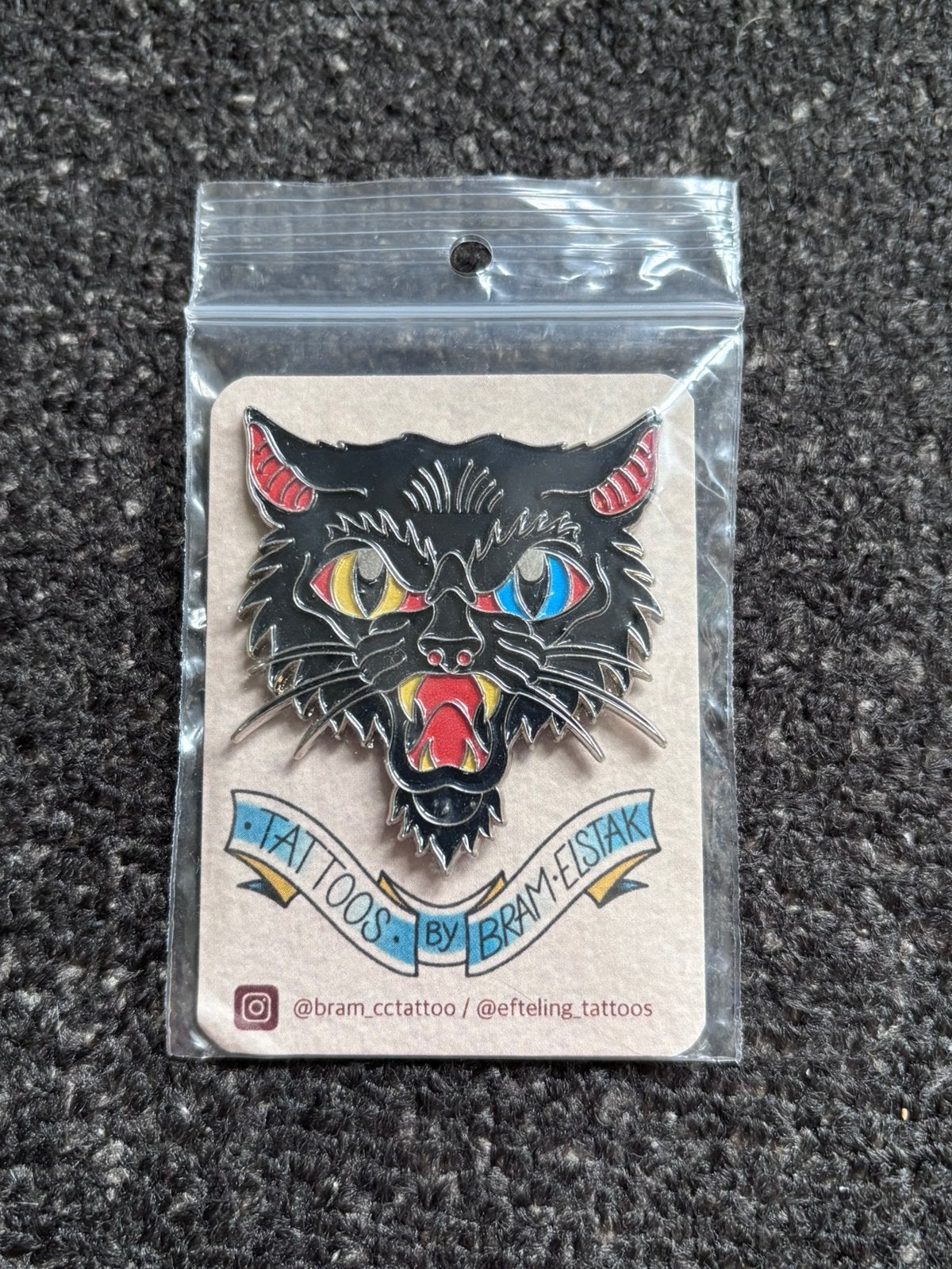 Spookpoes pin danse macabre (bram elstak), Ophalen, Zo goed als nieuw, Button of Speldje