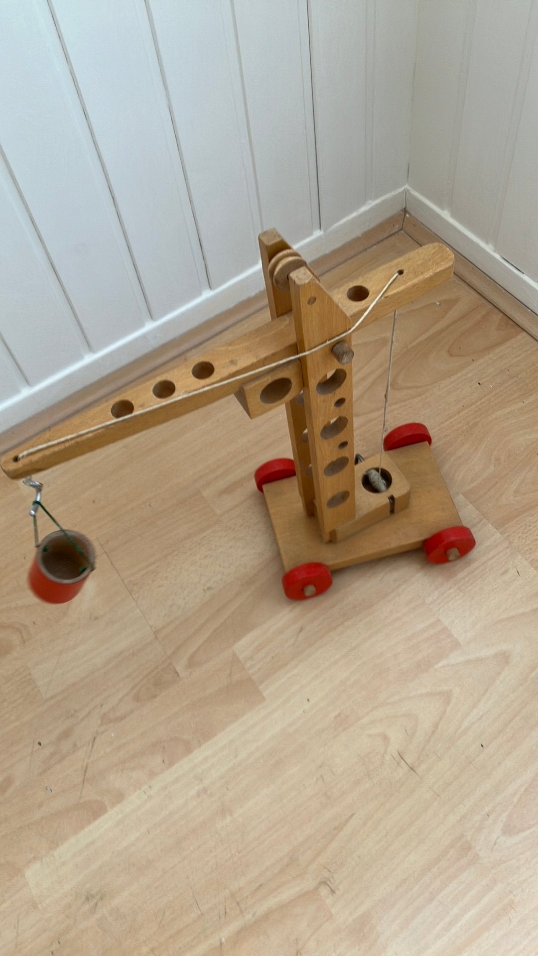 Houten speelgoedkraan met emmer, Ophalen of Verzenden, Gebruikt, Jongen of Meisje