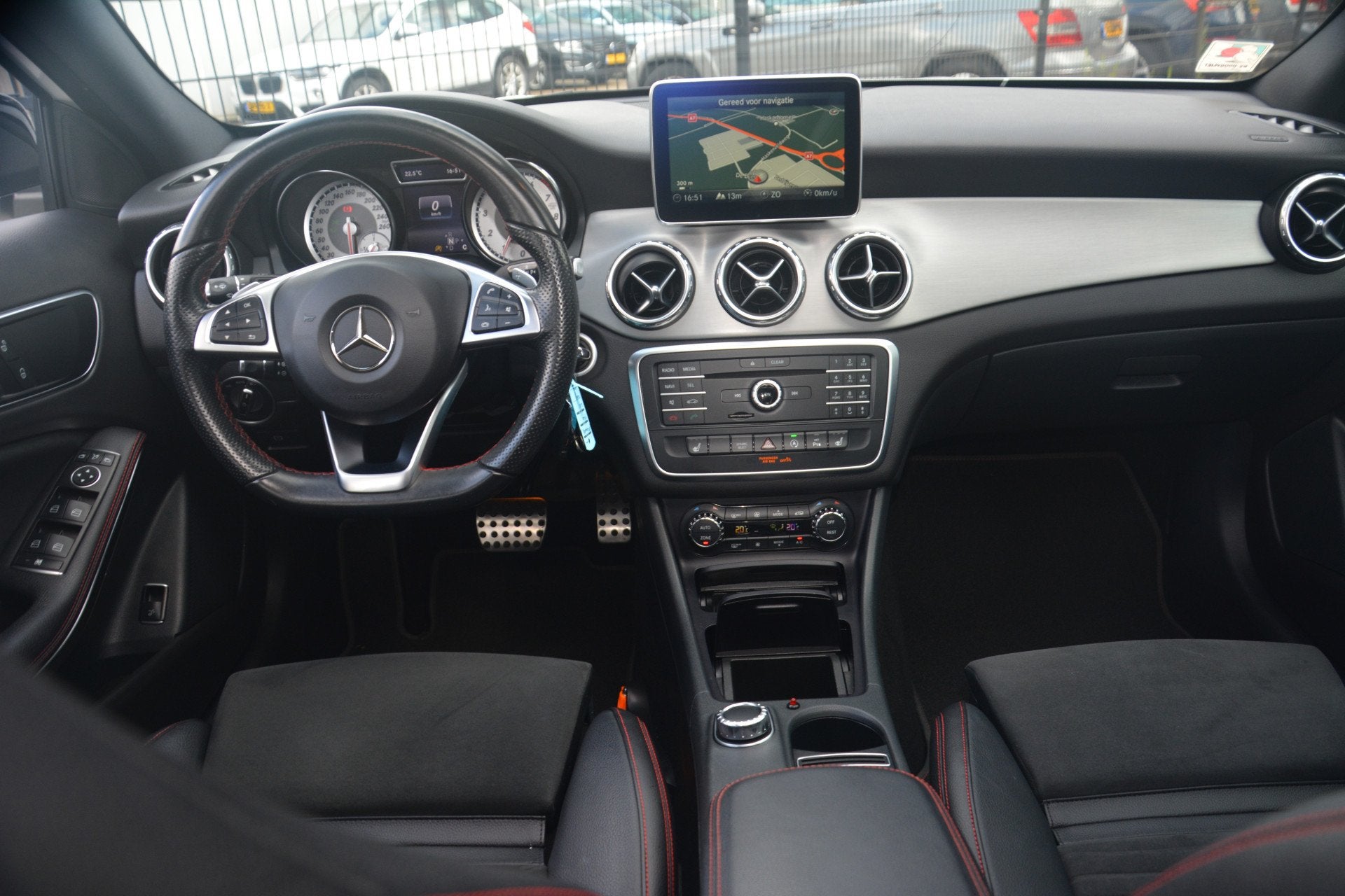 Mercedes-Benz GLA 180 Ambition | AMG Pakket | Navigatie | Sc, Dealer onderhouden, Gebruikt, 4 cilinders, 715 kg