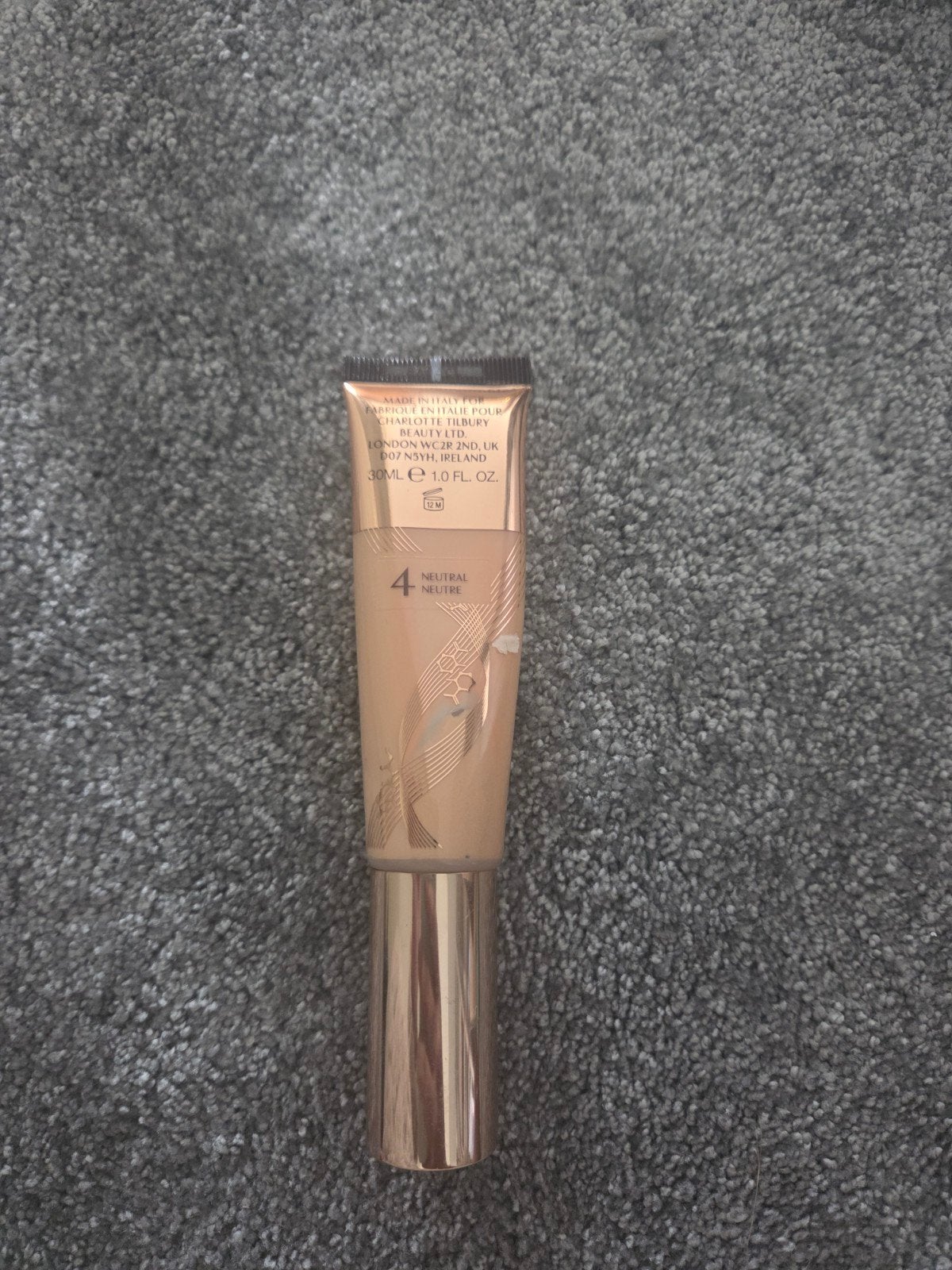 Charlotte Tilbury Foundation - Neutral 4 (30ml), Gehele gezicht, Beige, Ophalen of Verzenden, Zo goed als nieuw