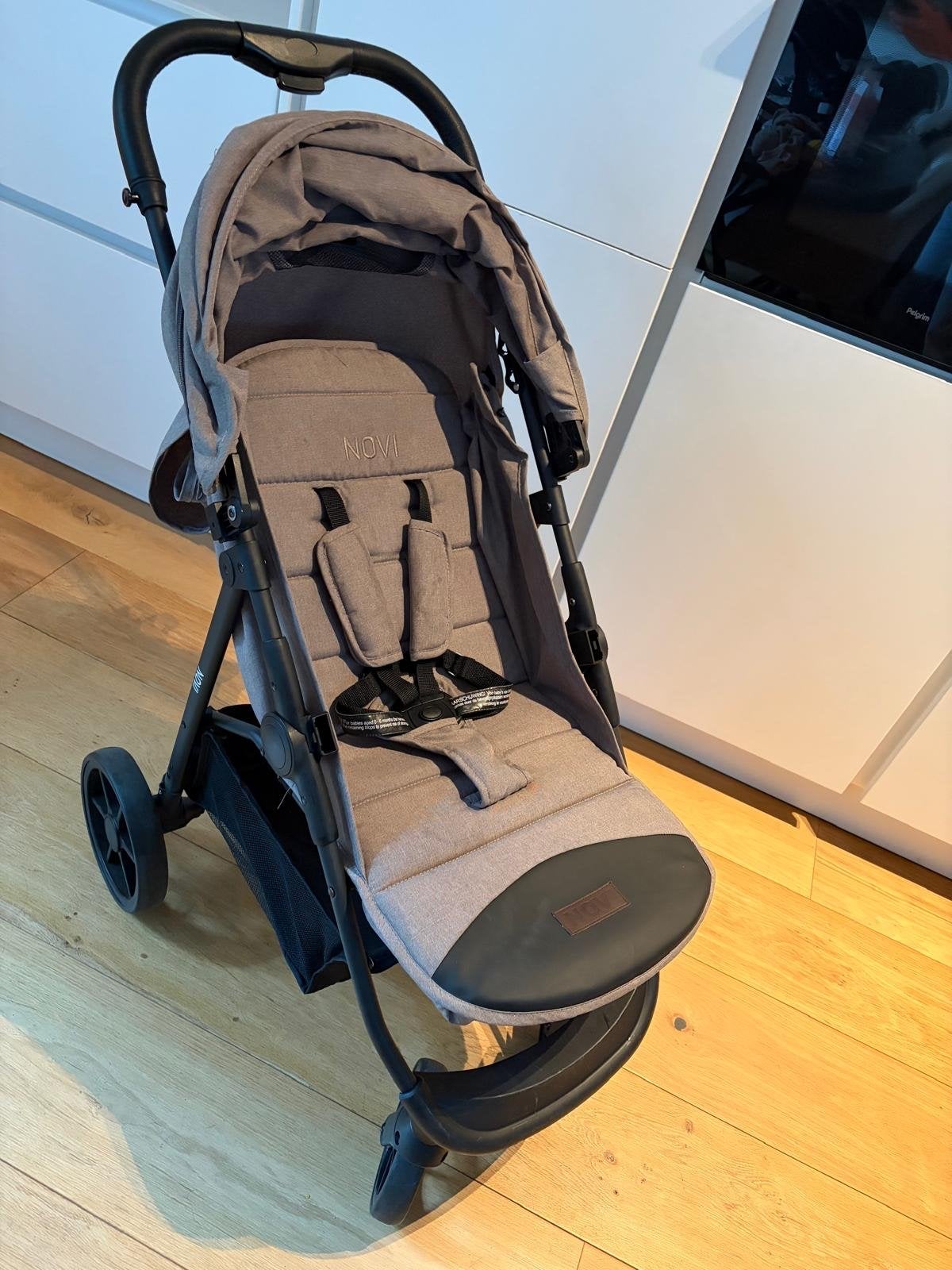 Novi Buggy, slechts twee maanden oud incl garantie, Ophalen, Gebruikt, Overige merken, Verstelbare rugleuning