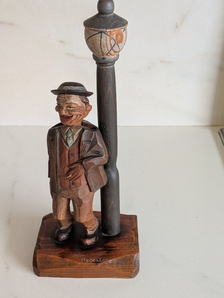 Vintage Anri houtsnijwerk : barset  man  tegen lantaarnpaal, Houtsnijwerk, Ophalen of Verzenden, Hout, Europa