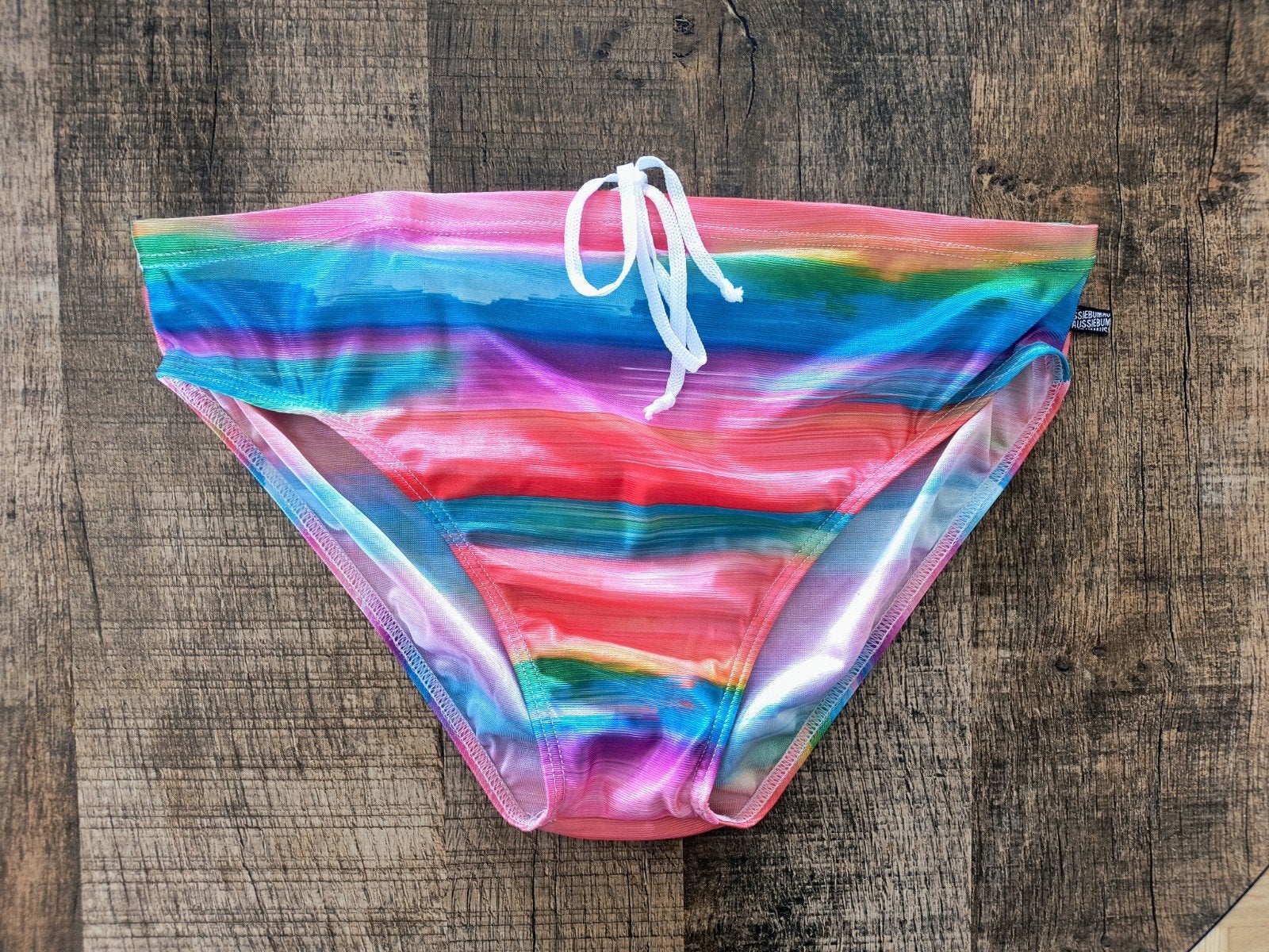 Aussiebum regenboog gekleurde pride zwemslip | Maat L, Kleding | Heren, Verzenden, Maat 52/54 (L), Aussiebum, Zwemslip