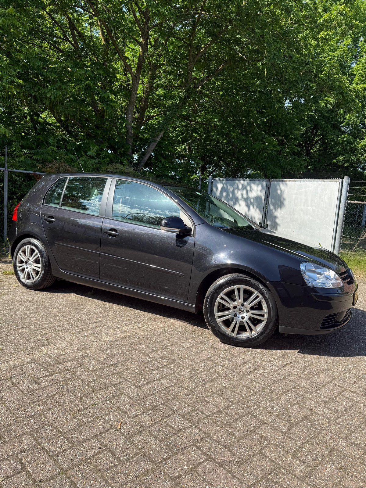 Volkswagen Golf 1.6 FSI 5D Automaat Zwart Leder PDC, Auto's, 4 cilinders, Zwart, 115 pk, Parkeersensor