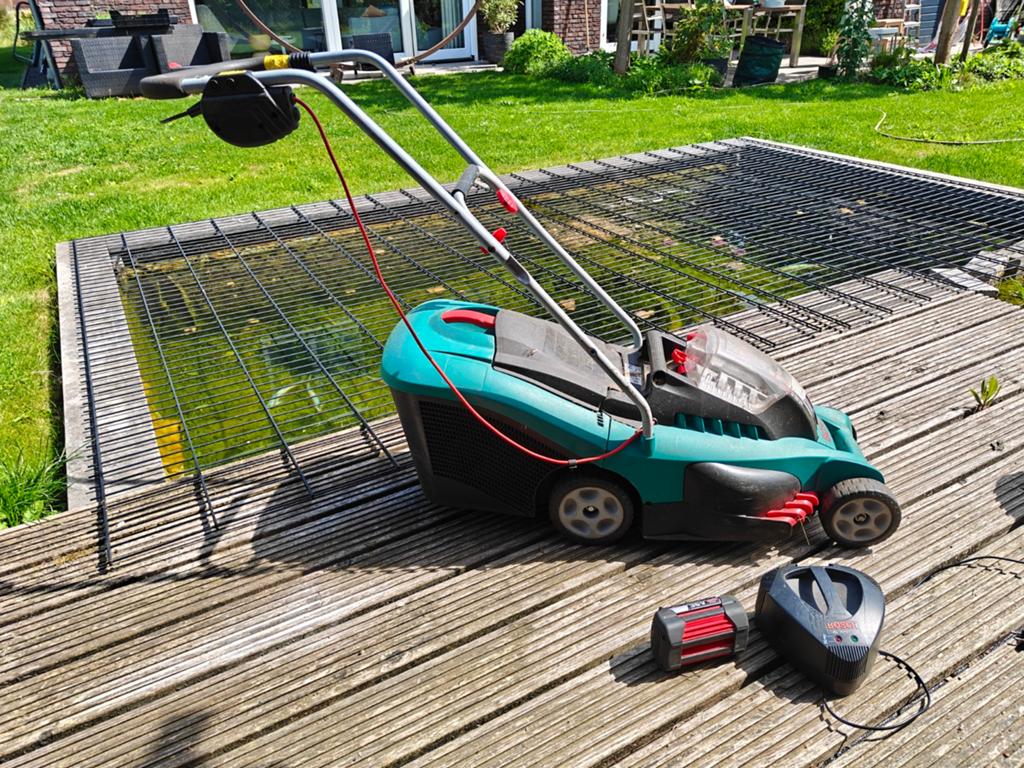 Bosch Rotak 37 Li met 5 jaar oude accu, Tuin en Terras, Grasmaaiers, Ophalen, Cirkelmaaier, Gebruikt, Accu-grasmaaier