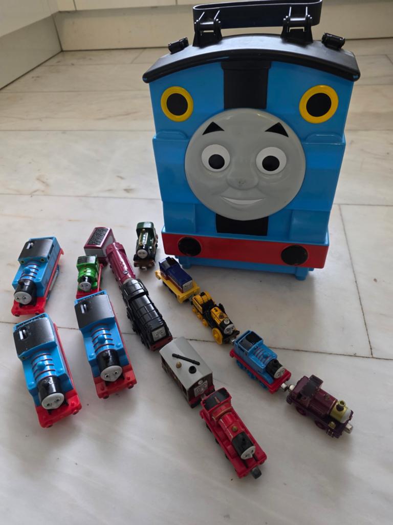 Thomas de Trein speelset met opbergkoffer en treintjes, Ophalen of Verzenden, Gebruikt