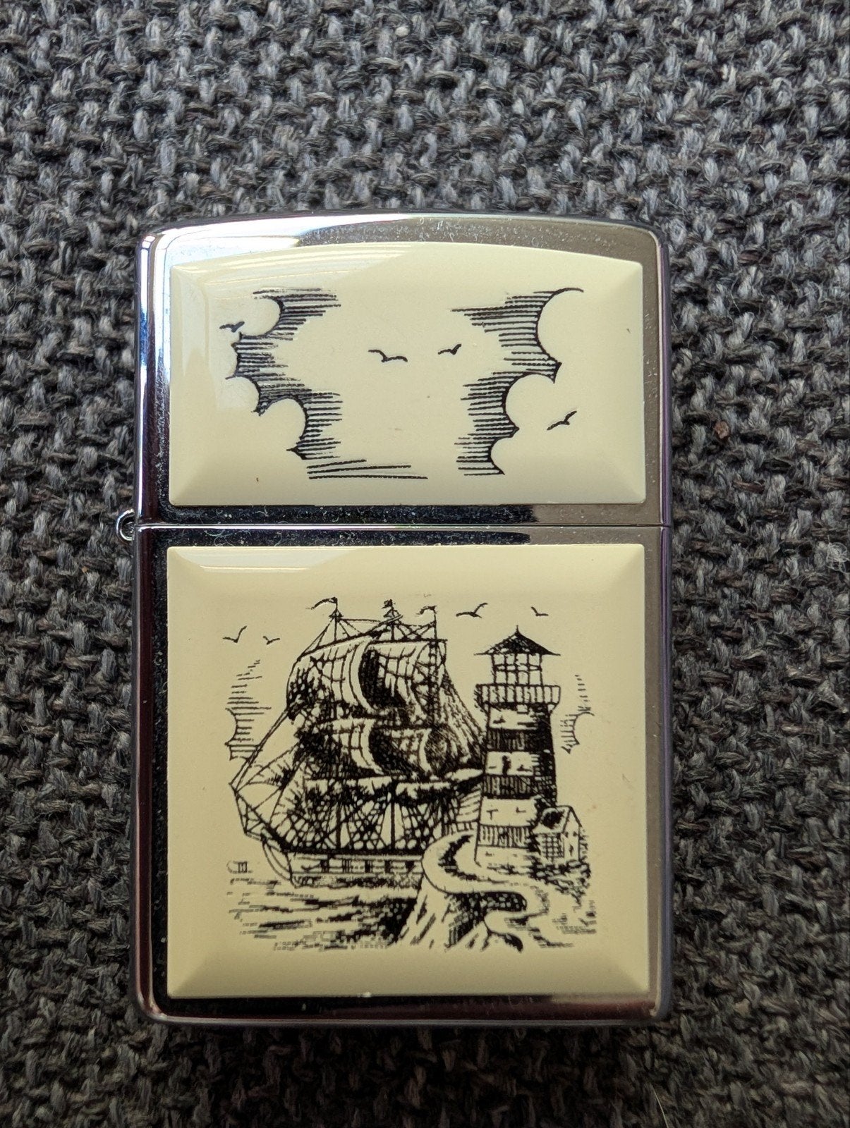 Zippo aansteker 2000 met scheep en vuurtoren design, Verzamelen, Ophalen of Verzenden, Zo goed als nieuw, Aansteker