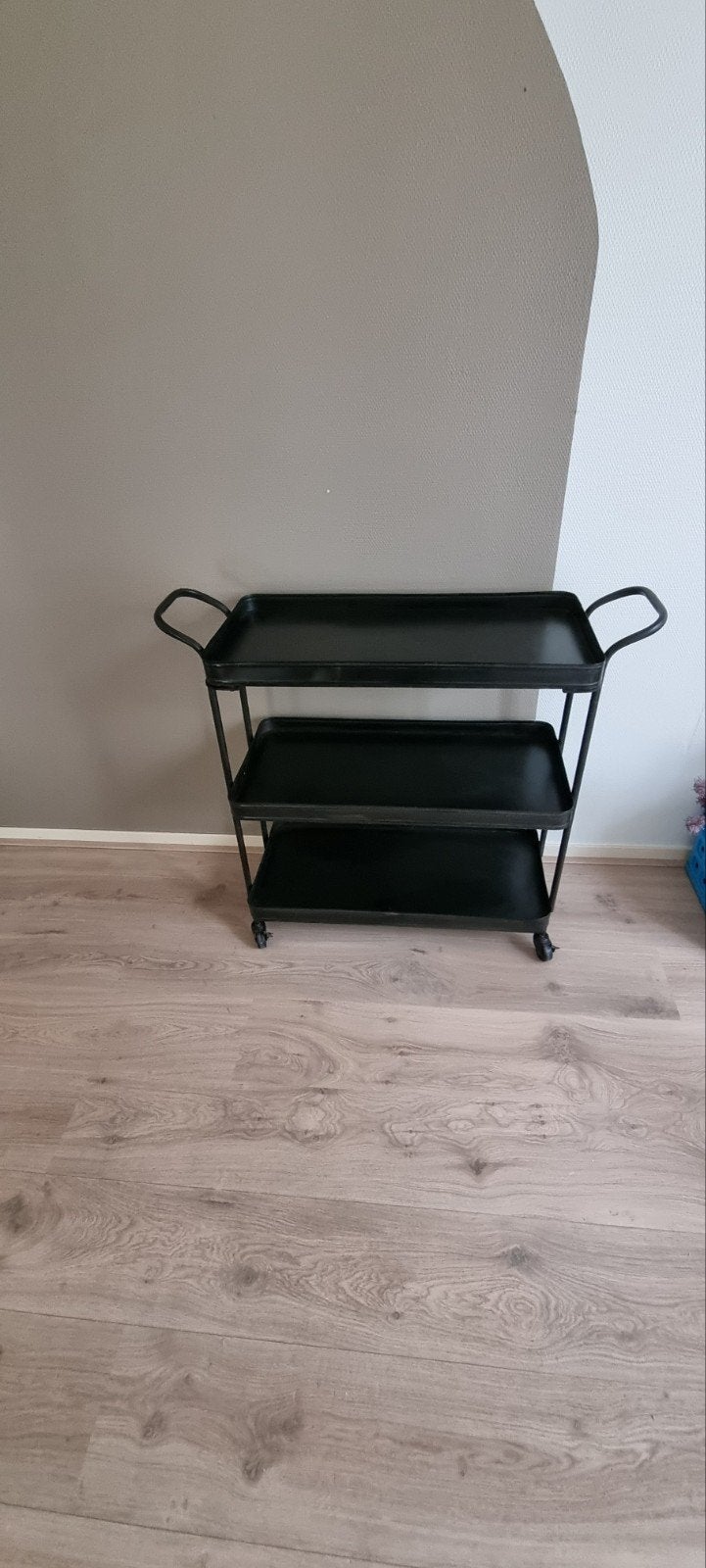 Mooie zwarte Butlertray op wielen, Huis en Inrichting, Woonaccessoires | Overige, Ophalen, Overige materialen, Zo goed als nieuw