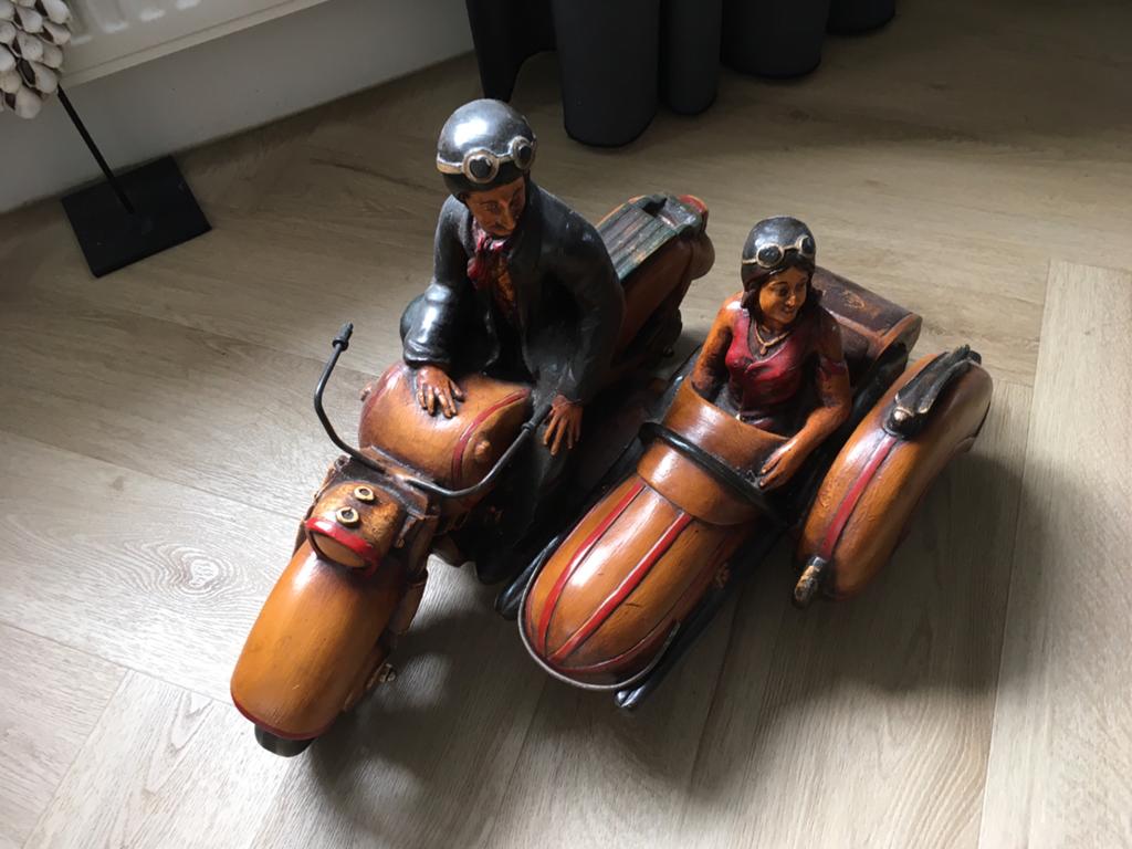 Houten Motor met Zijspan - Decoratief Tafereeltje. 30 cm, Verzamelen, Beelden en Beeldjes, Ophalen of Verzenden, Gebruikt, Mens