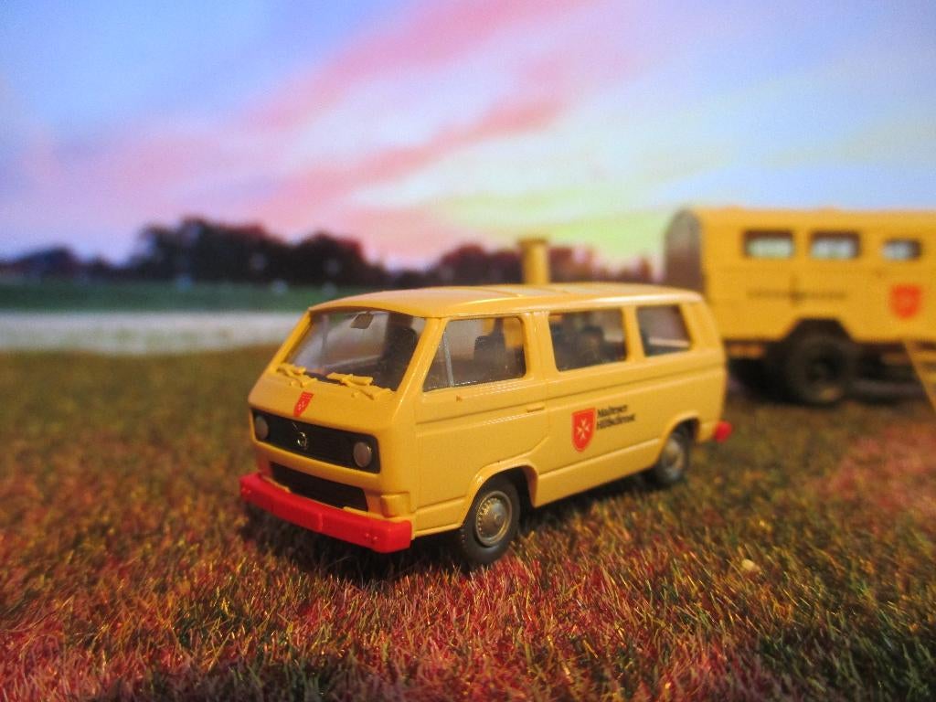 Volkswagen Transporter T3 Bus Roco Malteser Ambulance, Ophalen of Verzenden, Zo goed als nieuw, Bus of Vrachtwagen, Roco