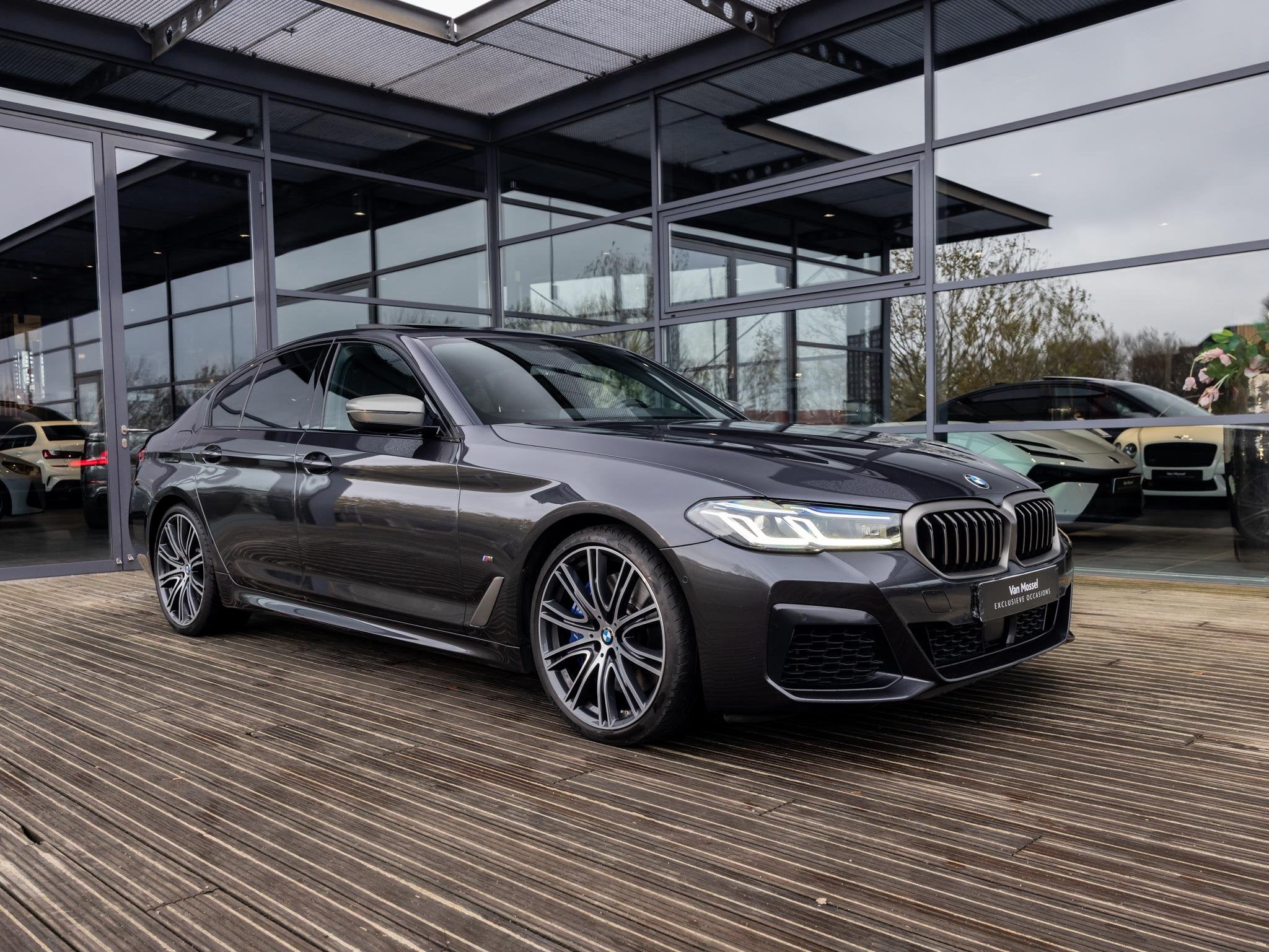 BMW 5-serie M550i xDrive High Executive | HARMAN KARDON | CO, 12 maanden, Gebruikt, 4395 cc, 120 €/maand