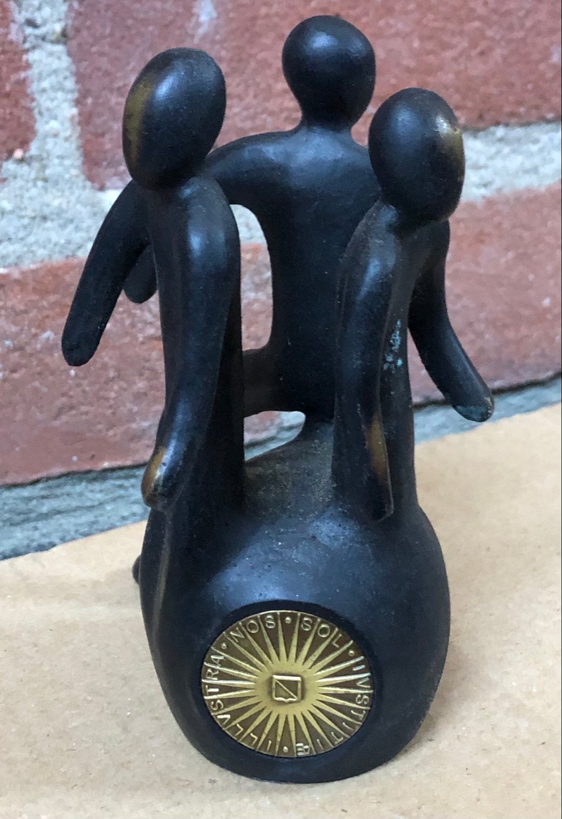 Brons - Beeldje - 'uit De Ring Stappen' - Maarten Benschop, Groep mensen, Minder dan 20 cm, Ophalen of Verzenden, Brons