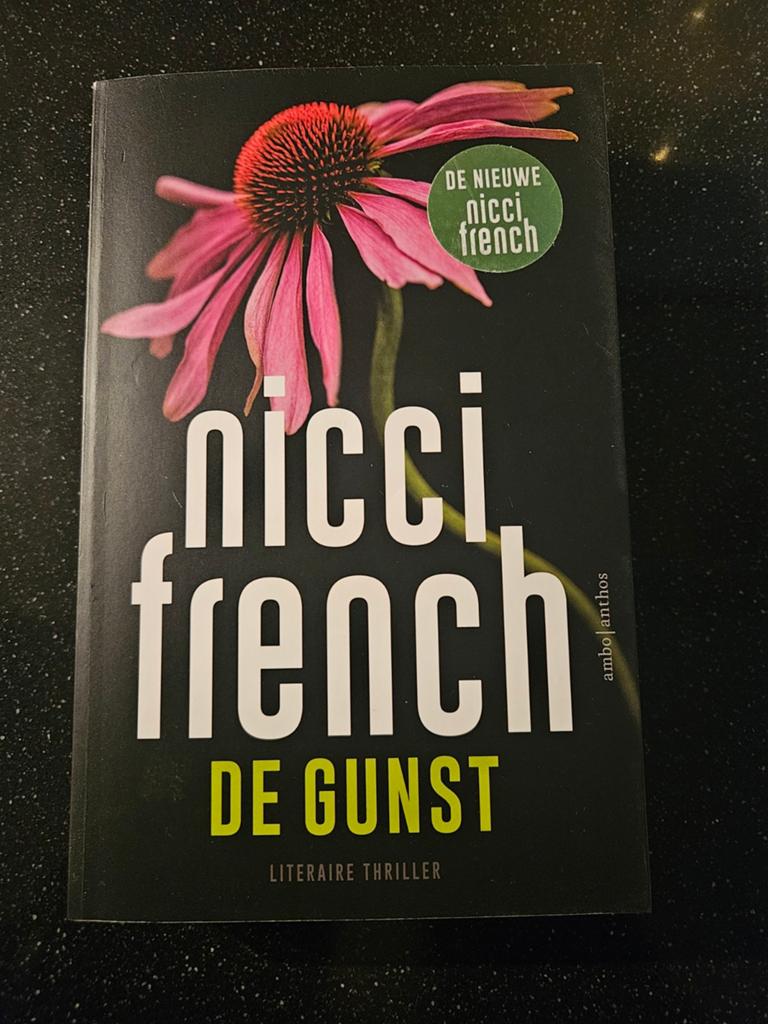 Nicci French - De Gunst (zeer goede staat), Ophalen of Verzenden, Zo goed als nieuw, Nicci French