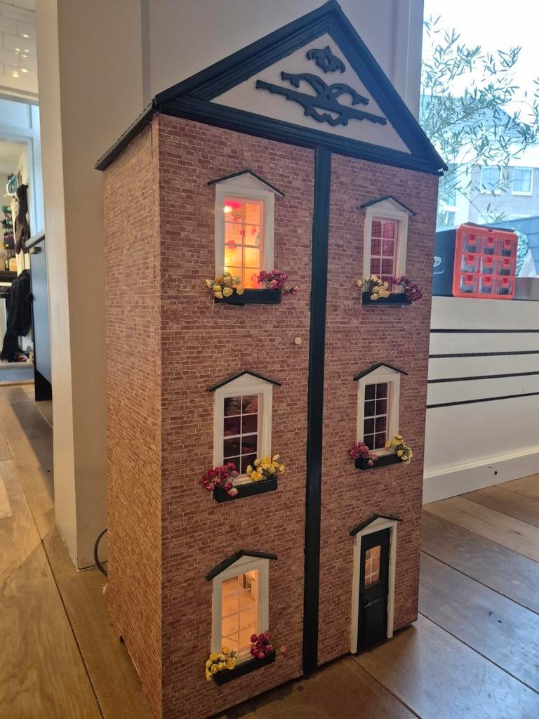 Groot en gedetailleerd poppenhuis met verlichting, Ophalen, Gebruikt, Poppenhuis