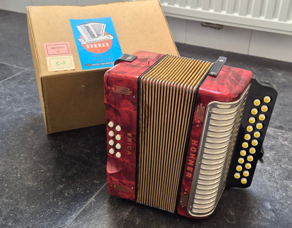 Te koop Hohner Erica, Muziek en Instrumenten, Accordeons, Overige formaten, Ophalen of Verzenden, Zo goed als nieuw, Knopaccordeon