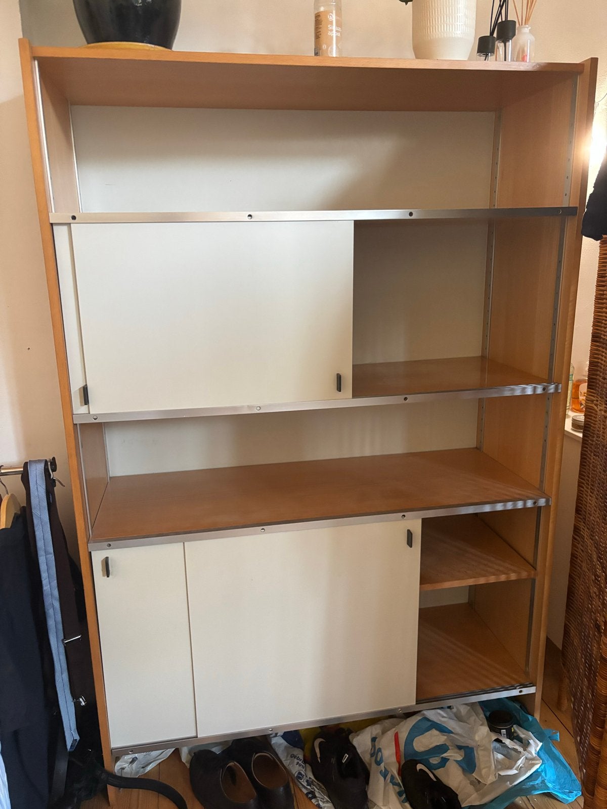 Houten boekenkast/stellingkast met schuifdeuren, Ophalen, Met plank(en), Gebruikt, 100 tot 150 cm