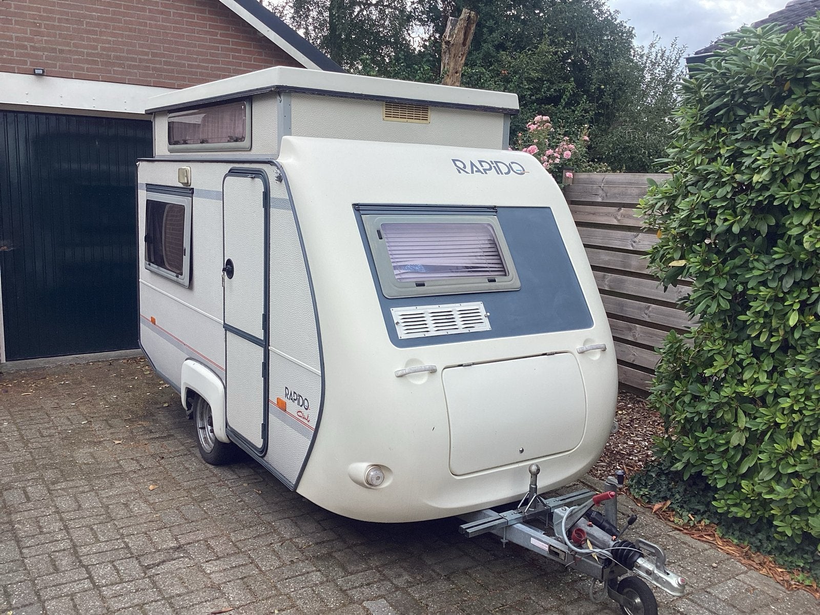 Compacte Rapido Club 30 caravan met hefdak en voortent, Particulier, 4 tot 5 meter, 500 - 750 kg, Koelkast