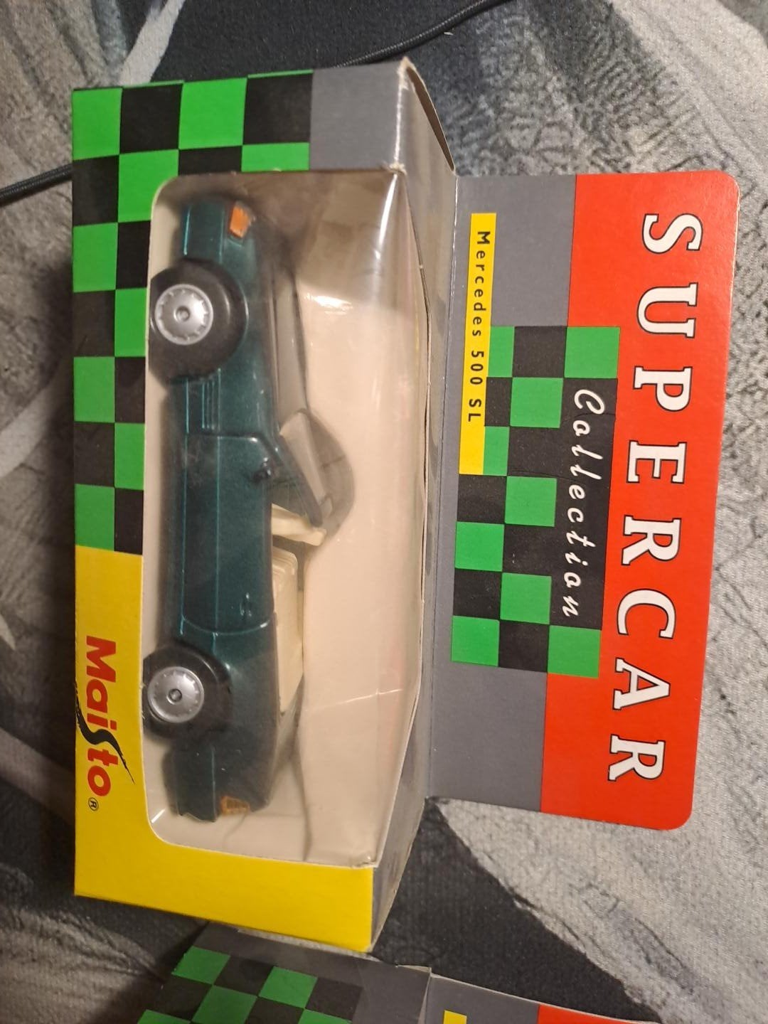 2x Maisto Supercar Collection – Aston Martin DB7 & Mercedes, Hobby en Vrije tijd, Modelauto's | 1:32, Ophalen of Verzenden, Zo goed als nieuw