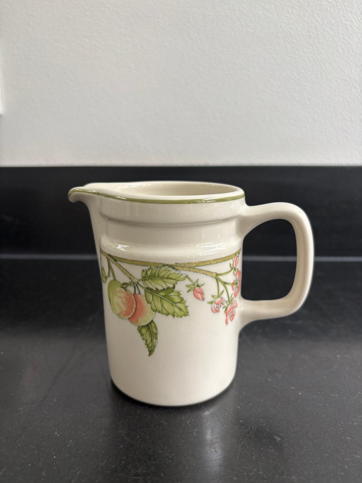 Wedgwood Wild Apple melkkannetje, Huis en Inrichting, Keuken | Servies, Ophalen, Kan, Zo goed als nieuw, Overige stijlen