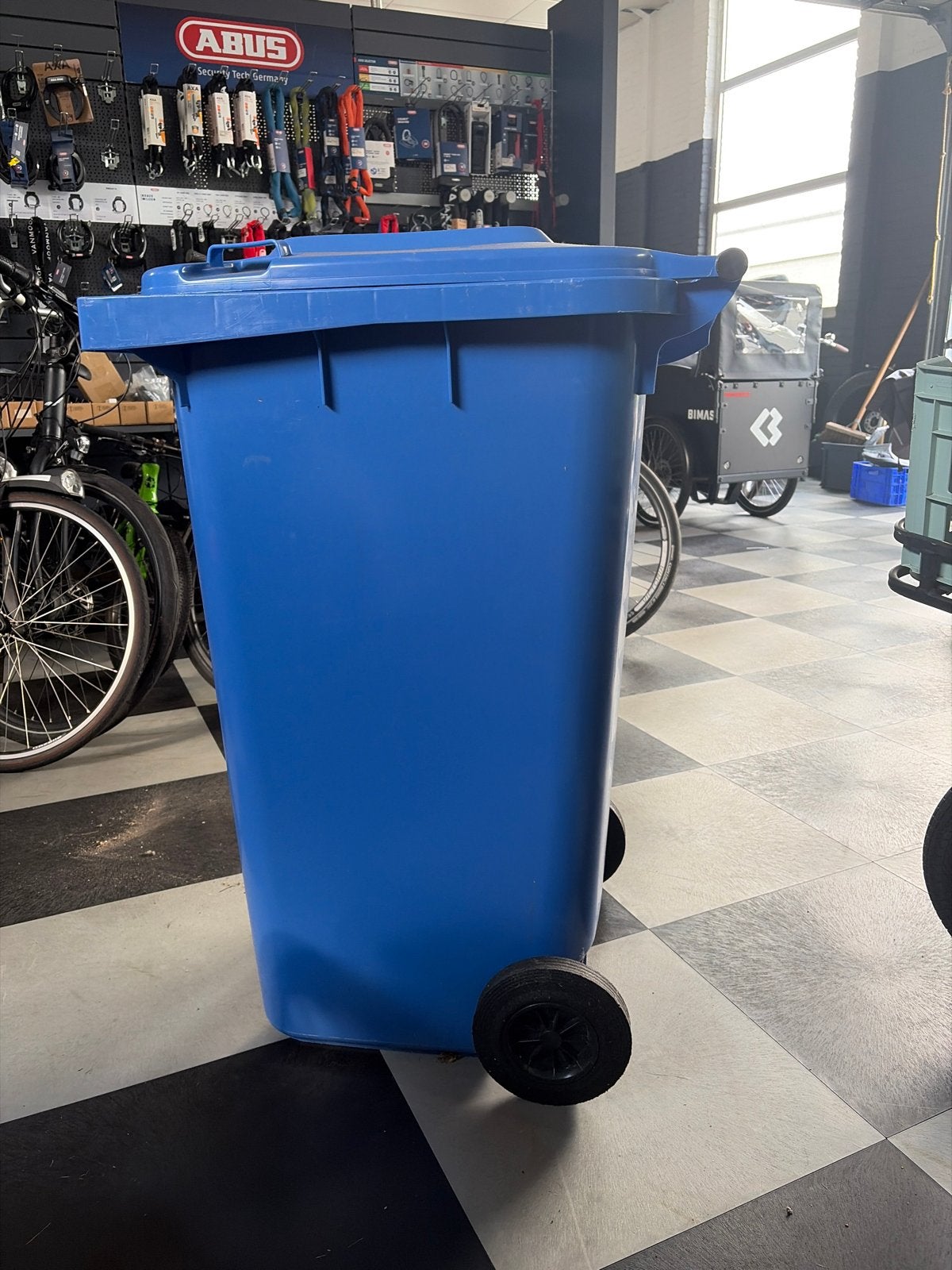 Blauwe afvalcontainer met wielen, Kunststof, 40 liter of meer, Ophalen of Verzenden, Zo goed als nieuw