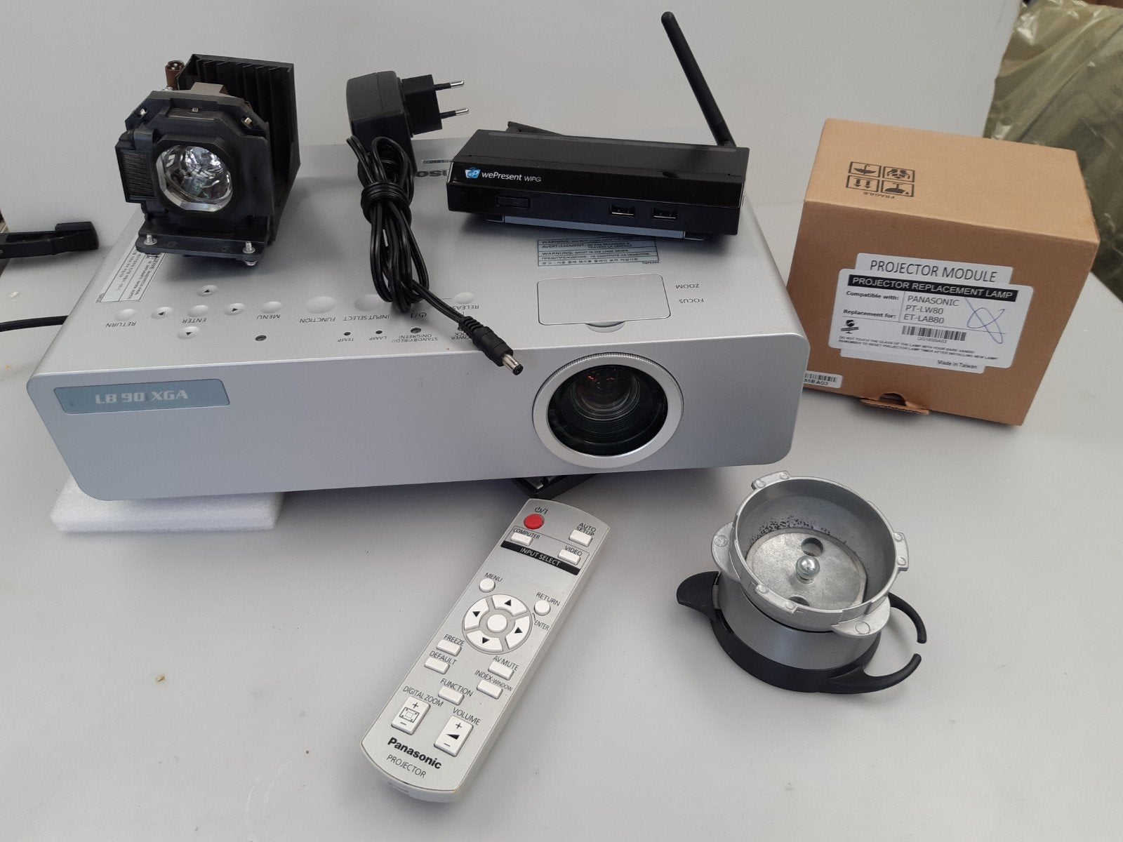 Panasonic Beamer LB90XGH met extra lamp en WiPG-1000, Ophalen, Gebruikt, Panasonic, LCD