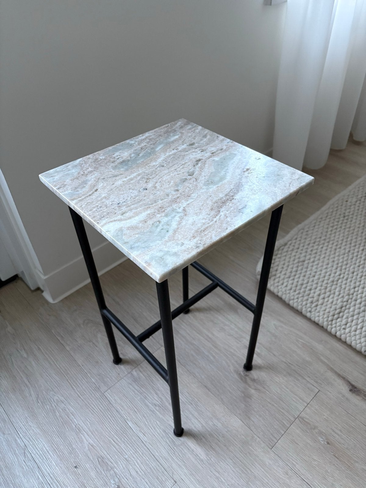 Bijzettafel met marmeren blad en metalen onderstel, Minder dan 55 cm, Metaal of Aluminium, Vierkant, Ophalen of Verzenden