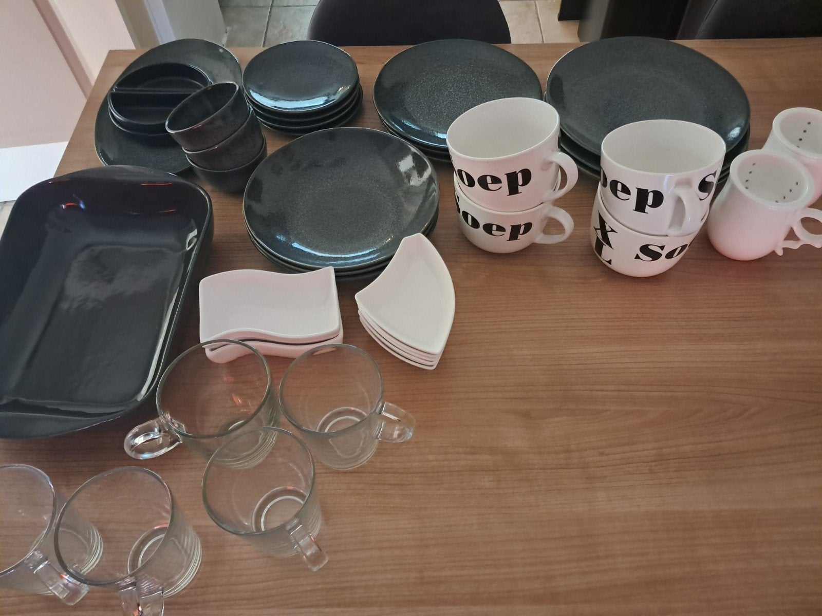 Diverse servies set: borden, kommen, bekers, ovenschotel, Huis en Inrichting, Ophalen, Gebruikt, Overige merken, Keramiek