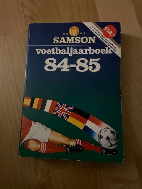 Samson Voetbaljaarboek 82-83 en 84-85, Ophalen of Verzenden, Gelezen, Balsport